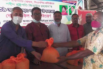 জিয়াউর রহমানের ৩৯তম মৃত্যুবার্ষিকী উপলক্ষে কুড়িগ্রামে দোয়া ও ত্রাণ বিতরণ 