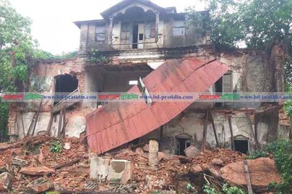 ঐতিহ্যবাহী গোকর্ণ নওয়াব বাড়ির সামনের অংশ ধসে পড়েছে 