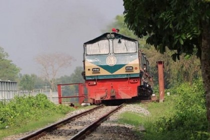 করোনা পরিস্থিতি: দূরত্ব থাকলেও ‘শঙ্কায়’ ট্রেন যাত্রীরা