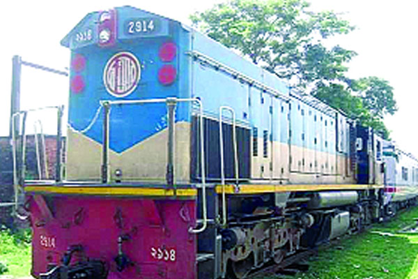 দূরত্ব থাকলেও শঙ্কায় ট্রেনযাত্রীরা