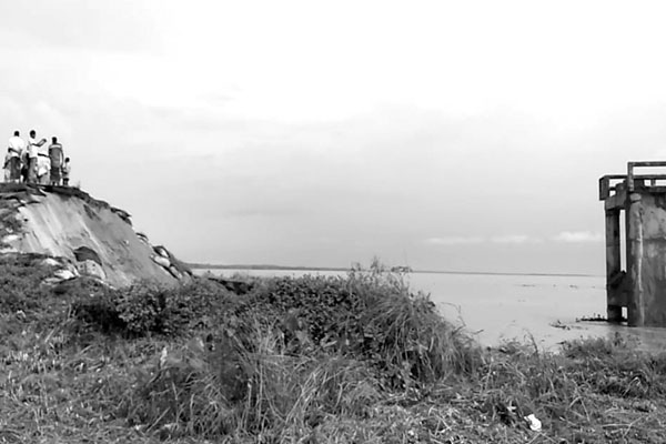 স্পার বাঁধে ধস