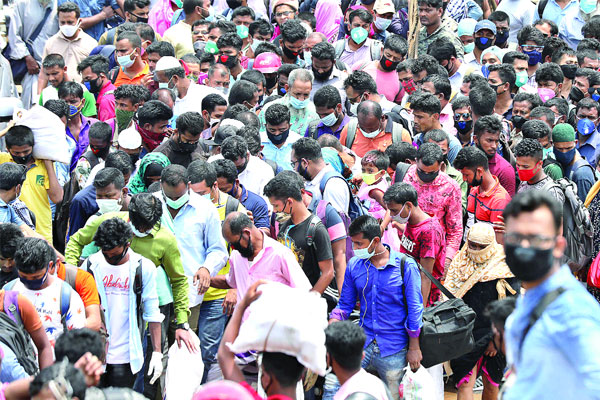 গাদাগাদি করেই ফেরা অব্যাহত