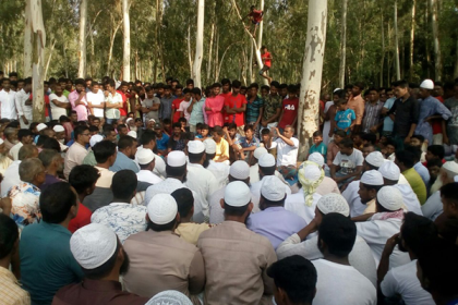 পুত্রবধূকে যৌন হয়রানির অভিযোগে শ্বশুরের গলায় জুতার মালা


