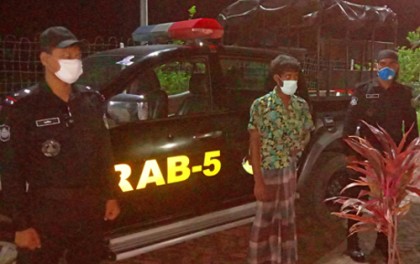 চাঁপাইনবাবগঞ্জে ২ টি পিস্তল ও ৮ রাউন্ড গুলিসহ একজন গ্রেফতার 