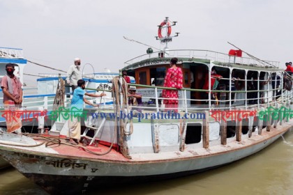 দীর্ঘদিন পর দৌলতদিয়া-পাটুরিয়া নৌরুটে লঞ্চ চলাচল শুরু