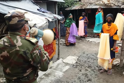 মাগুরায় ডেঙ্গু প্রতিরোধে সেনাবাহিনীর মশারি বিতরণ

