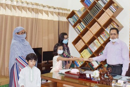 ঈদ সেলামির টাকা ডিসির ত্রাণ তহবিলে দিলো স্কুলছাত্রী