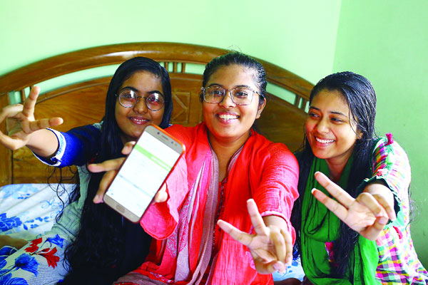 ভিন্ন পরিবেশের ফলে এগিয়ে মেয়েরা