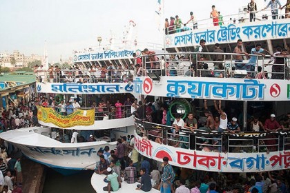 চাঁদপুর লঞ্চঘাটে ঝুঁকি নিয়ে যাত্রা করছেন যাত্রীরা