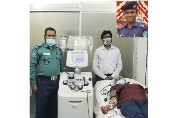 আক্রান্তকে প্লাজমা দিলেন পুলিশ কর্মকর্তা
