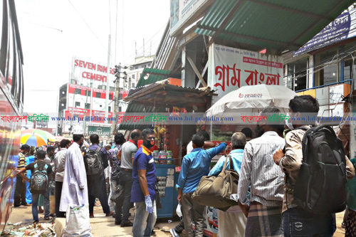 কুমিল্লায় বাসে যাত্রী তোলা হচ্ছে সেই পুরাতন নিয়মে!