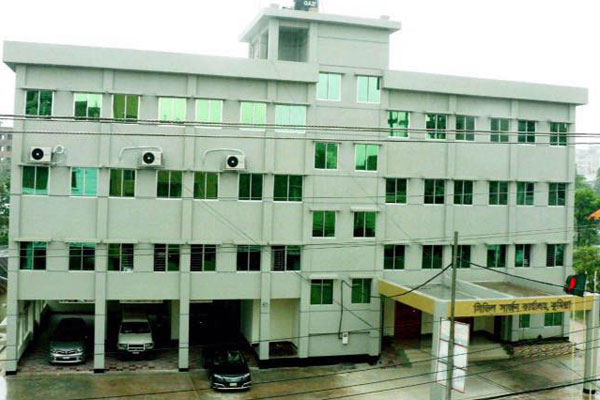 কুমিল্লায় করোনা পরীক্ষায় ধীরগতিতে ক্ষুব্ধ মানুষ