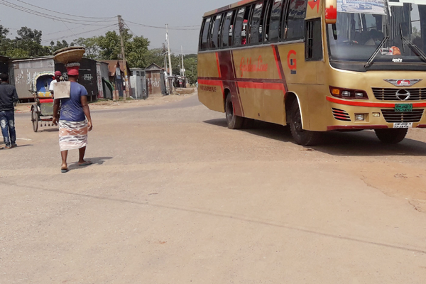 দৌলতদিয়া ফেরিঘাটে মানুষের চাপ নেই 

