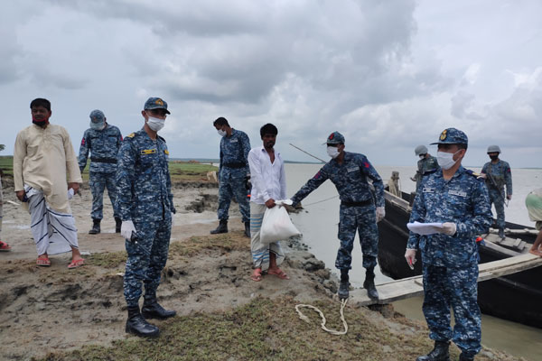 নিঝুমদ্বীপের দুর্গম অঞ্চলে আম্ফানে ক্ষতিগ্রস্তদের মাঝে ত্রাণ বিতরণ