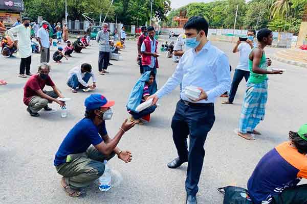 'বেটার টুমরো'র উদ্যোগে টিএসসিতে ১৫০০ অসহায় মানুষের মাঝে খাবার বিতরণ