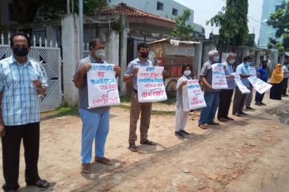 বাস ভাড়া বৃদ্ধির প্রতিবাদে দিনাজপুরে মানববন্ধন