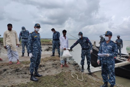 নিঝুমদ্বীপের দুর্গম অঞ্চলে আম্ফানে ক্ষতিগ্রস্তদের মাঝে ত্রাণ বিতরণ