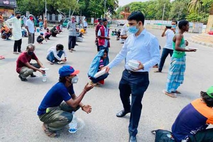 'বেটার টুমরো'র উদ্যোগে টিএসসিতে ১৫০০ অসহায় মানুষের মাঝে খাবার বিতরণ