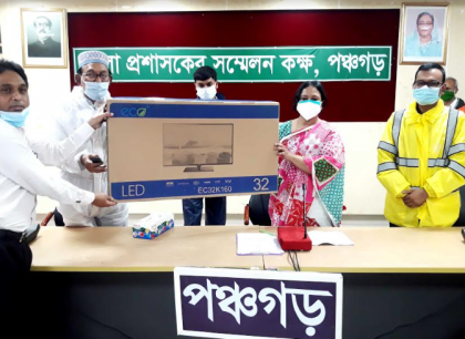 পঞ্চগড়ে করোনা রোগীদের বিনোদনের জন্য টিভি দিলেন ডিসি