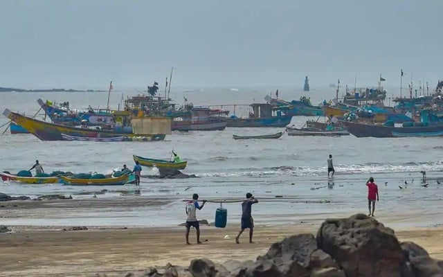 প্রবল ঘূর্ণিঝড়ের কবলে মুম্বাই