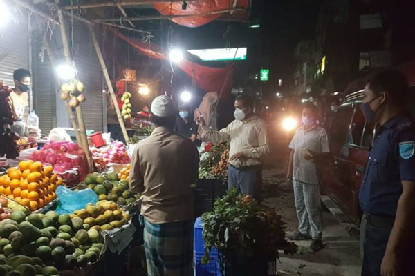 শরীয়তপুরে বাইরে ঘোরাফেরা করায় ১৯ জনকে জরিমানা 