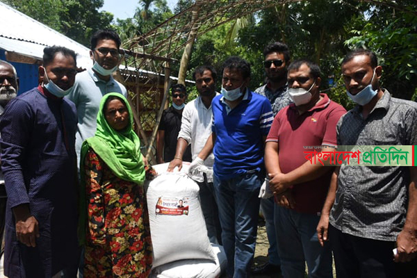 ৩০ বিঘা জমির ধান বিলিয়ে দিলেন যুবলীগ নেতা