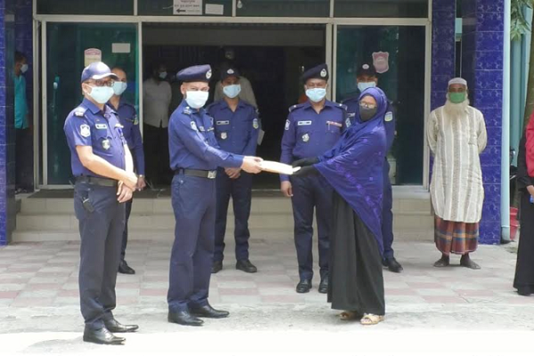 করোনায় মারা যাওয়া ২ পুলিশ সদস্যের পরিবার পেল নগদ অর্থ