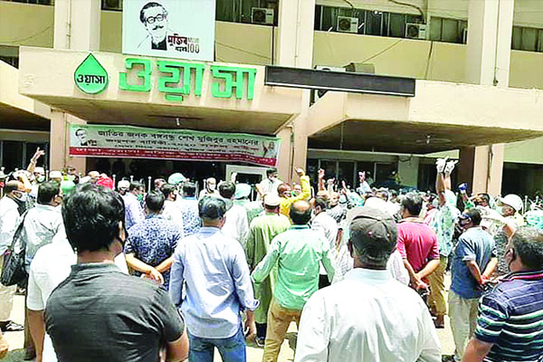 ওয়াসা এমডির দুর্নীতির বিরুদ্ধে আন্দোলনে শ্রমিকরা