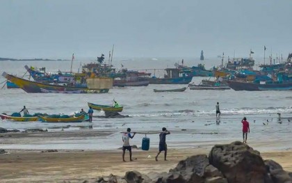 প্রবল ঘূর্ণিঝড়ের কবলে মুম্বাই
