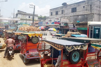 যানজটে থমকে গেছে কুমিল্লা নগরী