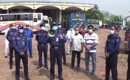 ঝিনাইদহে সরকারি নির্দেশনা মেনে বাস চলাচল নিশ্চিত করতে পুলিশের তল্লাশি