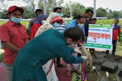 সারিয়াকান্দিতে অভ্যন্তরীণ জলাশয়ে পোনা মাছ অবমুক্ত