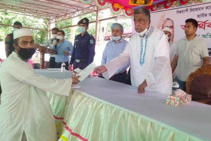 ফরিদপুরে ইমামদের মাঝে অনুদানের চেক বিতরণ