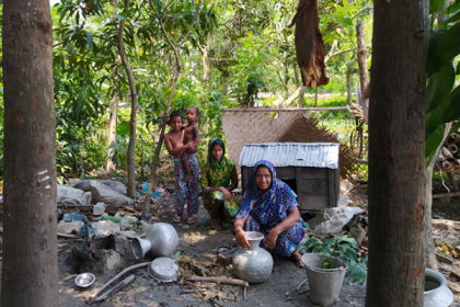 ৫ দিন ধরে খোলা আকাশের নীচে অসহায় পরিবারটি
