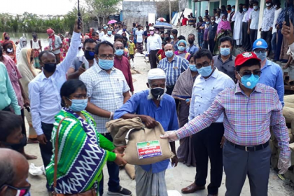 খুলনায় ঘূর্ণিঝড়ে ক্ষতিগ্রস্তদের গৃহনির্মাণ সামগ্রী প্রদান