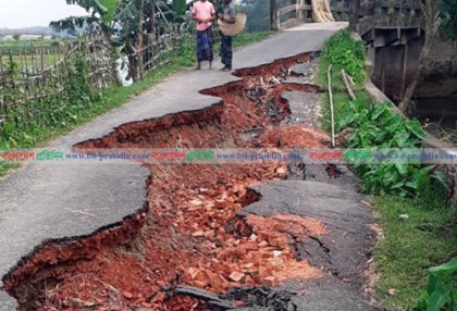 ৬ মাসেই ধসে পড়ল ২৯ লাখ টাকায় নির্মিত সড়ক!