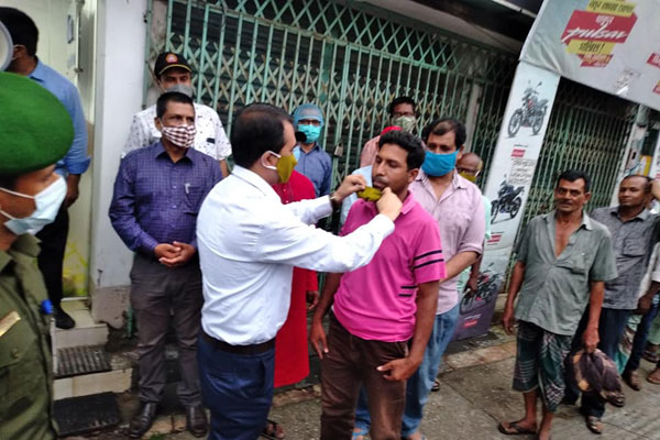 কুড়িগ্রামে বাসের যাত্রী ও চালকদের মাঝে  
মাস্ক বিতরণ করলেন ডিসি