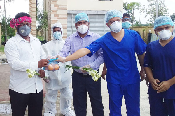 কালুখালীতে করোনা জয়ী ৫ জনকে ফুলেল শুভেচ্ছা