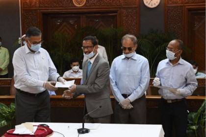 প্রধানমন্ত্রীর তহবিলে আইডিএলসি'র ২ কোটি ৪০ লাখ টাকা অনুদান