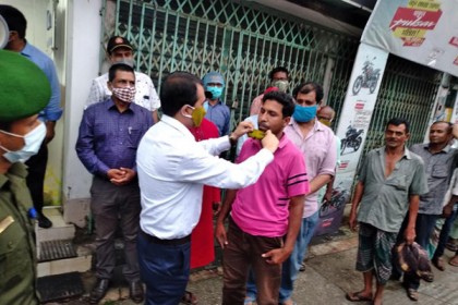 কুড়িগ্রামে বাসের যাত্রী ও চালকদের মাঝে  
মাস্ক বিতরণ করলেন ডিসি