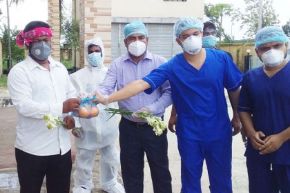 কালুখালীতে করোনা জয়ী ৫ জনকে ফুলেল শুভেচ্ছা