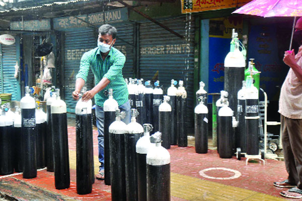 অক্সিজেন সিলিন্ডারের জন্য হাহাকার
