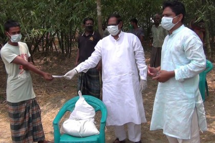 করোনা রোগীর বাড়ি বাড়ি গিয়ে সাহায্য  