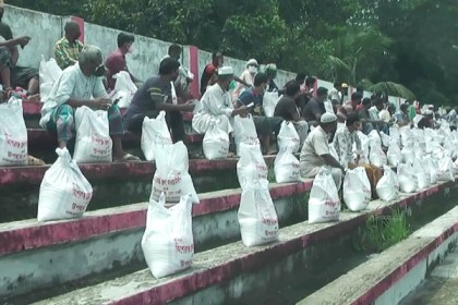 কিশোরগঞ্জে কর্মহীনদের মাঝে জেলা আওয়ামী
লীগের খাদ্য সামগ্রী বিতরণ