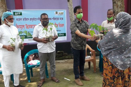 ফরিদপুরে দরিদ্র কৃষকদের মাঝে পেঁপের চারা ও বীজ বিতরণ