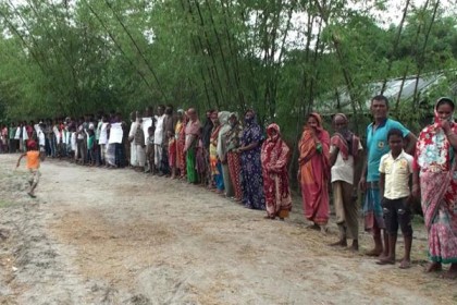 ডোমারে আশ্রয়ন প্রকল্প না করার দাবিতে মানববন্ধন