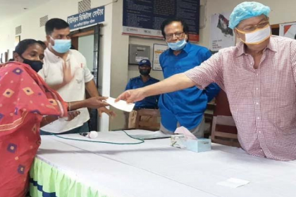 শ্রীমঙ্গলে চা শ্রমিকদের হাতে প্রধানমন্ত্রীর উপহার চেক হস্তান্তর