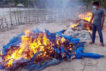 বাগেরহাটে পুড়িয়ে দেয়া হলো 
৩৫ হাজার মিটার নিষিদ্ধ জাল 