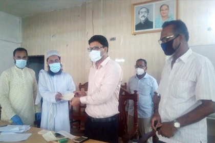 বোয়ালমারীতে ইমামদের হাতে প্রধানমন্ত্রীর অনুদান প্রদান