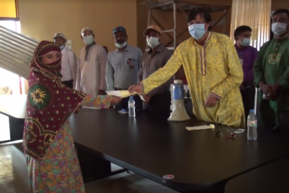 লালমনিরহাটে ঝড়ে ক্ষতিগ্রস্ত ৫০ পরিবার পেল সরকারি সহায়তা